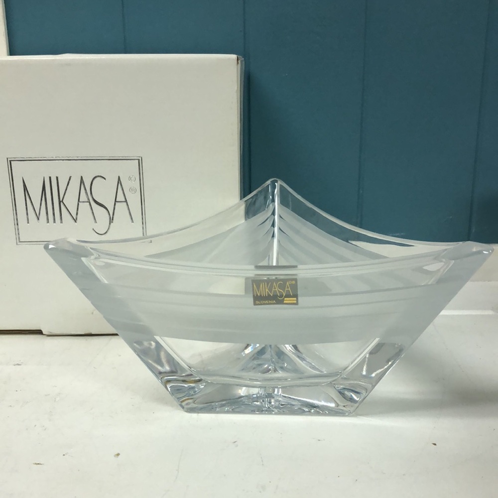 Mikasa Vintage‎ LEGACY Triangular Cut Glass 8” Bowl Curvature Design Unique